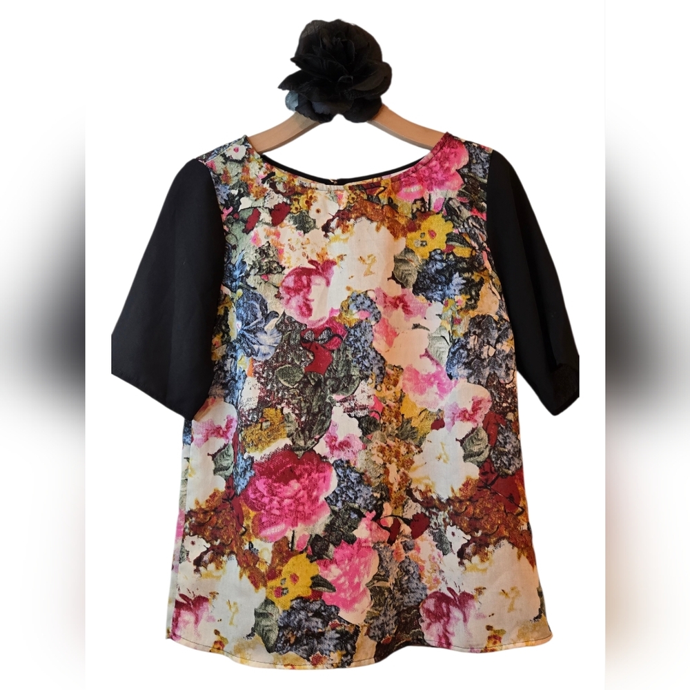 Urban Outfitters Kimchi Blue Floral Print Women's Top with Black Sleeves Size M